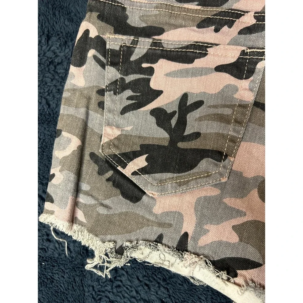 Almost Famous Shorts Women Size 5 Camo Super High Rise Frayed Hem 5‎ Pockets